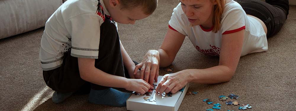 kids doing puzzle
